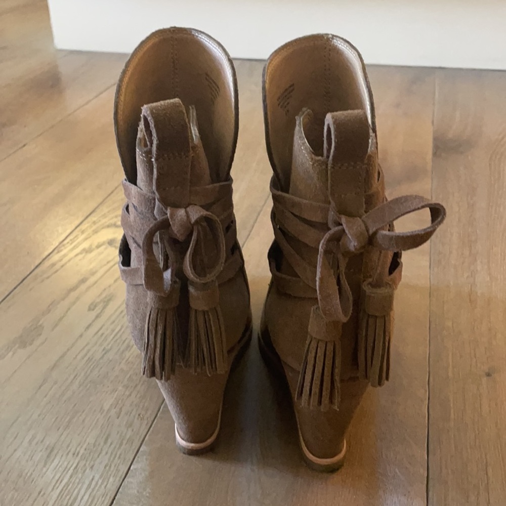 Like new! Splendid Suede Booties- Size 9 - Picture 4 of 13